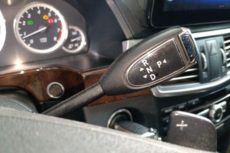 Used Mercedes-Benz E-Class 2013 E 260 L CGI Elegant Model Gear Lever