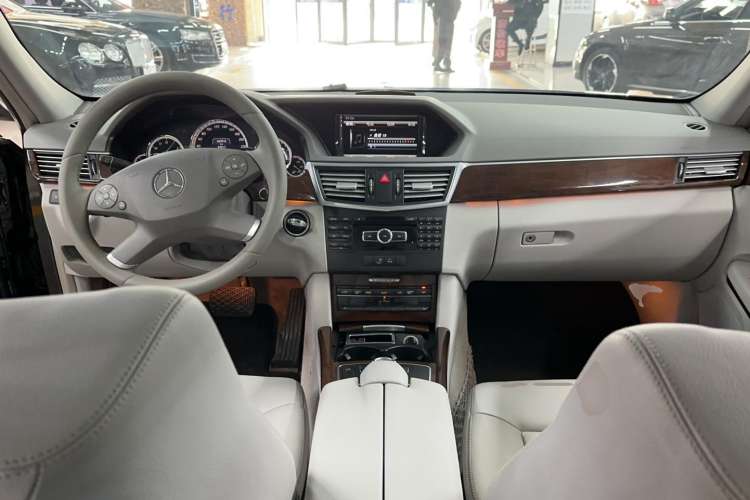 Used Mercedes-Benz E-Class 2013 E 260 L CGI Elegant Model Interior 3