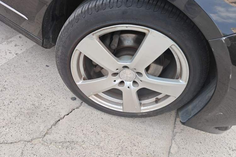 Used Mercedes-Benz E-Class 2013 E 300 L Stylish Model Right Front Wheel Hub