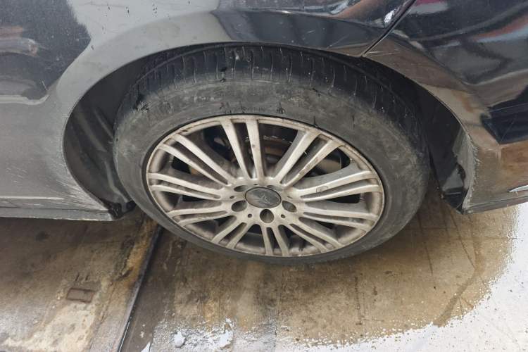 Used Mercedes-Benz E-Class 2013 E 260 L CGI Elegant Model Right Front Wheel Hub