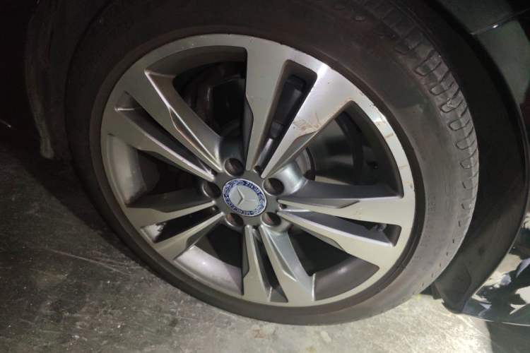 Used Mercedes-Benz E-Class 2013 E 260 L CGI Elegant Model Right Front Wheel Hub