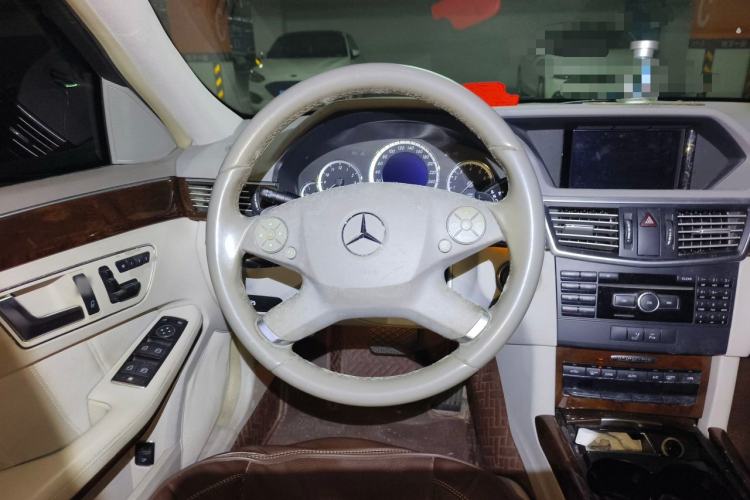Used Mercedes-Benz E-Class 2013 E 260 L CGI Elegant Model Steering Wheel