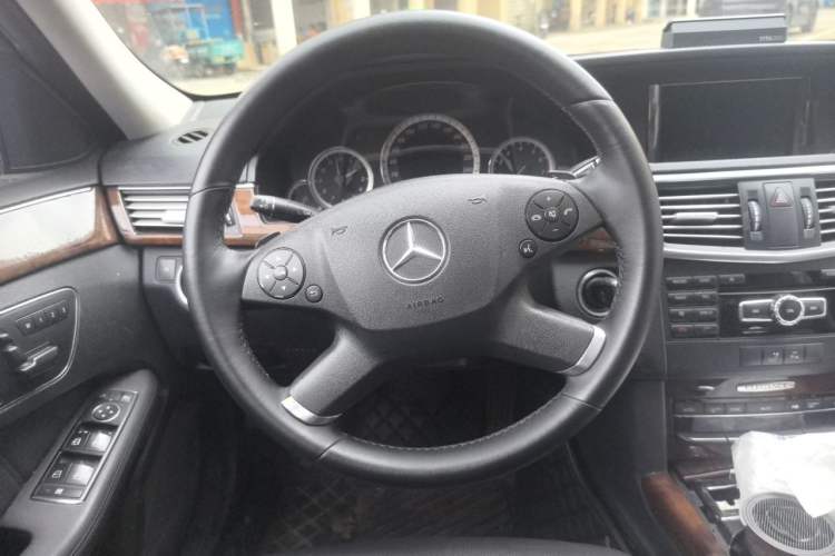 Used Mercedes-Benz E-Class 2013 E 260 L CGI Elegant Model Steering Wheel