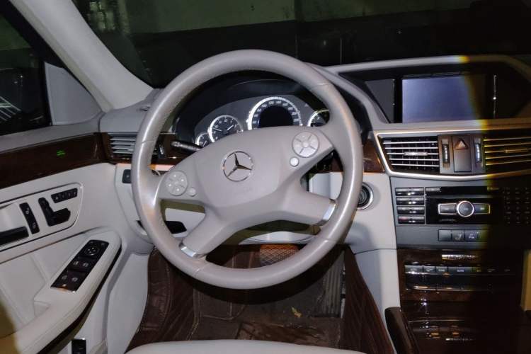 Used Mercedes-Benz E-Class 2013 E 260 L CGI Elegant Model Steering Wheel