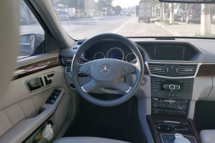 Used Mercedes-Benz E-Class 2013 E 260 L CGI Elegant Model Steering Wheel