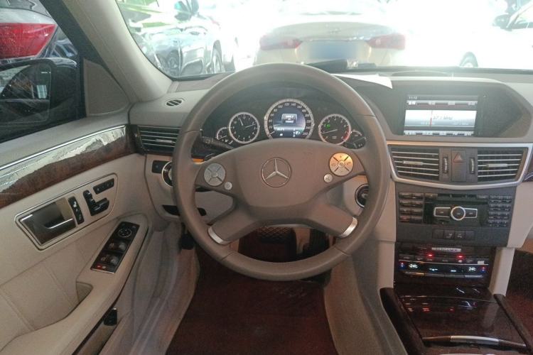 Used Mercedes-Benz E-Class 2013 E 260 L CGI Elegant Model Steering Wheel
