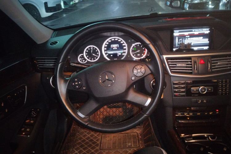 Used Mercedes-Benz E-Class 2013 E 260 L CGI Elegant Model Steering Wheel