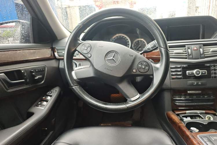 Used Mercedes-Benz E-Class 2013 E 260 L CGI Elegant Model Steering Wheel