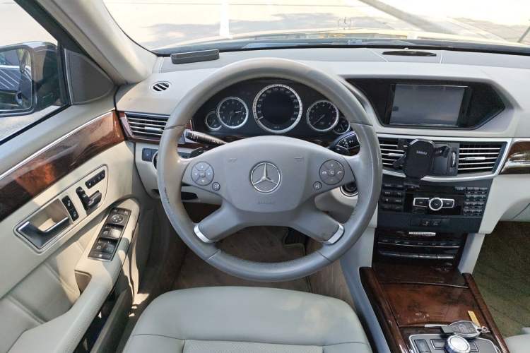 Used Mercedes-Benz E-Class 2013 E 260 L CGI Elegant Model Steering Wheel