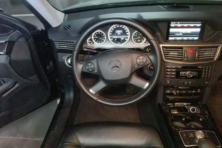 Used Mercedes-Benz E-Class 2013 E 260 L CGI Stylish Model Steering Wheel