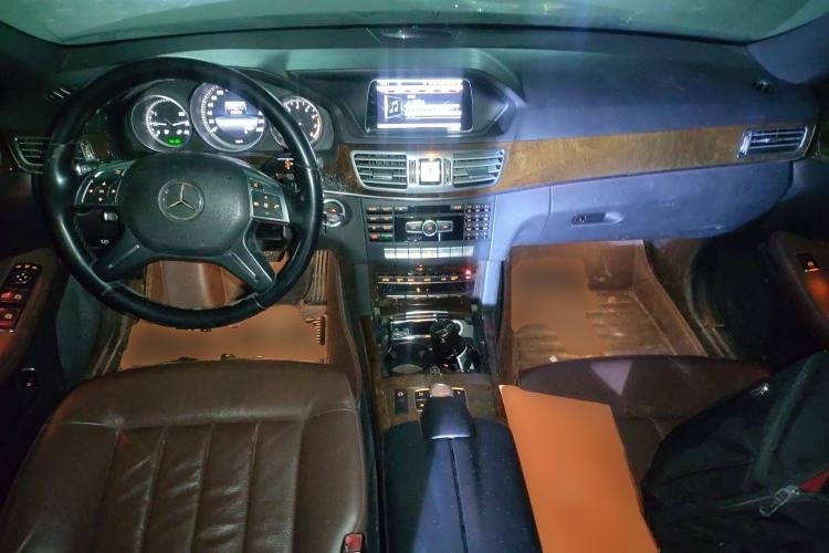 Used Mercedes-Benz E-Class 2013 E 260 L CGI Stylish Model Center Console
