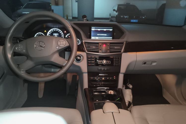 Used Mercedes-Benz E-Class 2013 E 260 L CGI Elegant Model Center Console