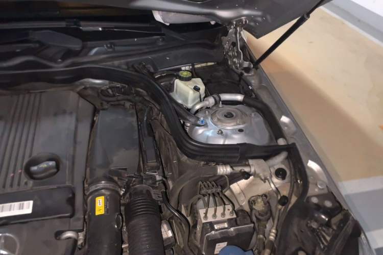 Used Mercedes-Benz E-Class 2013 E 260 L CGI Stylish Model Engine Bay Left