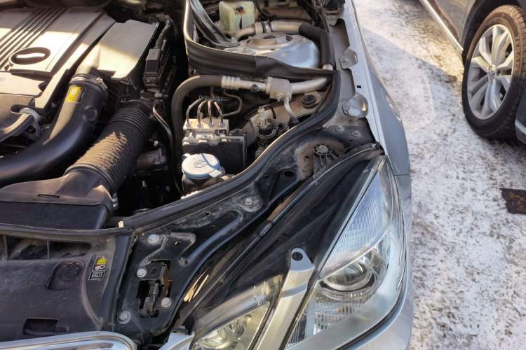 Used Mercedes-Benz E-Class 2013 E 260 L CGI Stylish Model Engine Bay Left