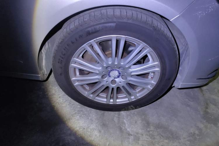 Used Mercedes-Benz E-Class 2013 E 260 L CGI Elegant Model Right Front Wheel Hub