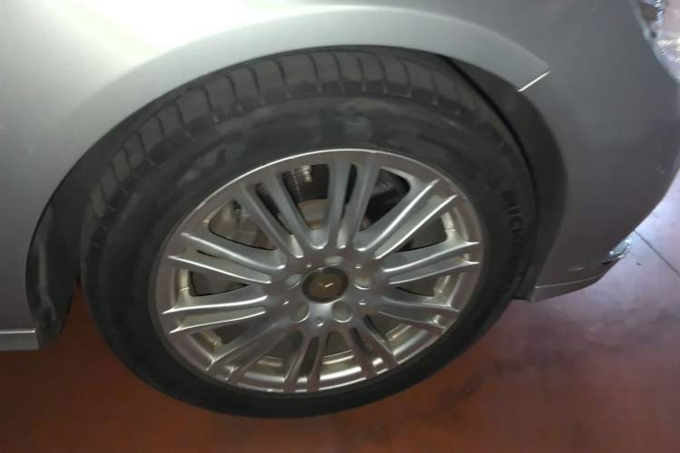 Used Mercedes-Benz E-Class 2013 E 260 L CGI Elegant Model Right Front Wheel Hub
