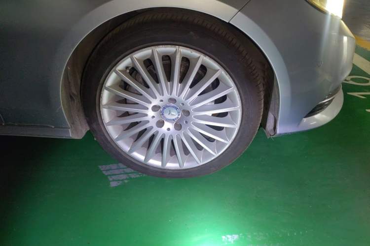 Used Mercedes-Benz E-Class 2013 E 260 L CGI Stylish Model Right Front Wheel Hub