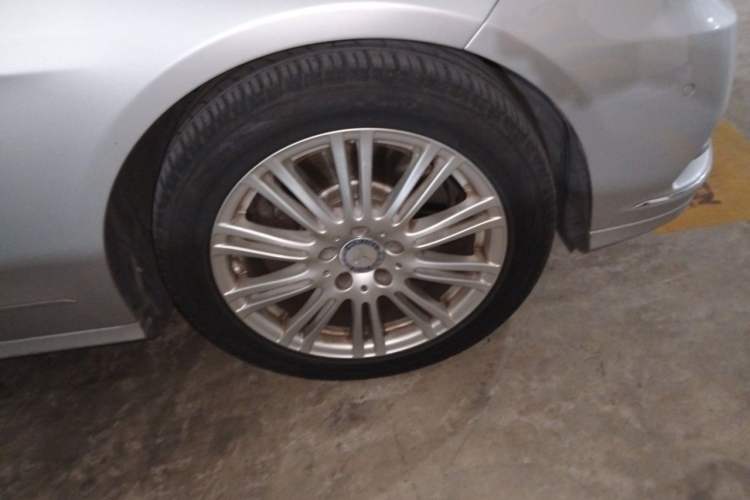 Used Mercedes-Benz E-Class 2013 E 260 L CGI Elegant Model Right Front Wheel Hub