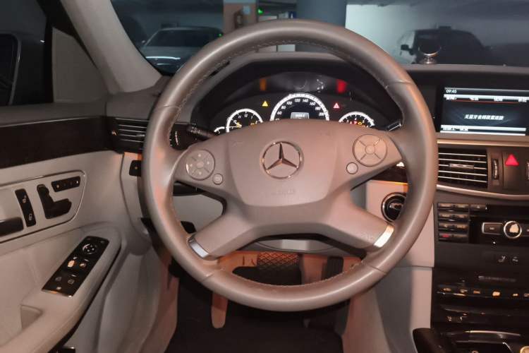 Used Mercedes-Benz E-Class 2013 E 260 L CGI Elegant Model Steering Wheel