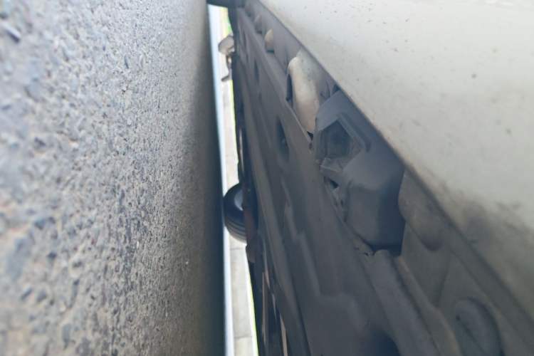 Used Mercedes-Benz E-Class  Chassis Rear Left