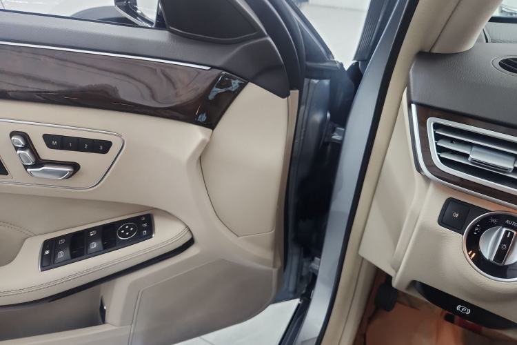 Used Mercedes-Benz E-Class 2014 E 260 L Audio And AC Panel