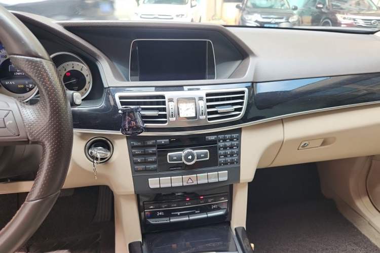 Used Mercedes-Benz E-Class 2014 E 260 L Sport Edition Audio And AC Panel