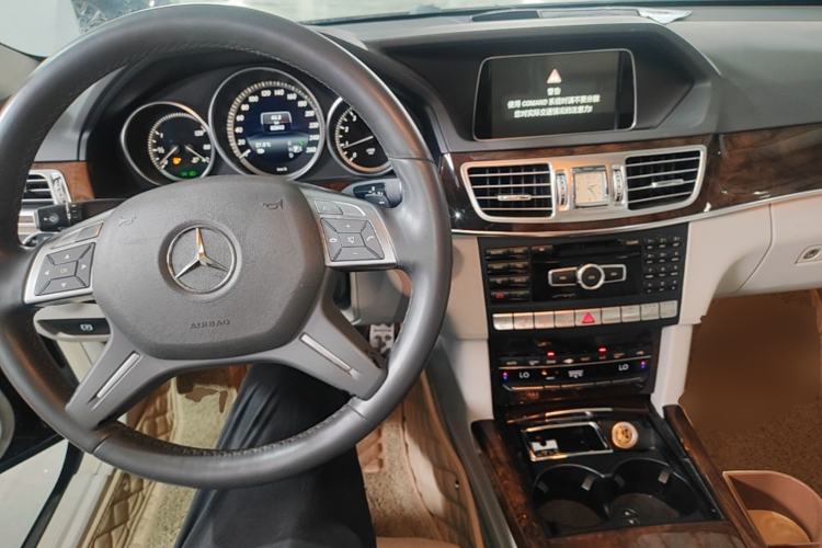 Used Mercedes-Benz E-Class 2014 E 300 L Center Console