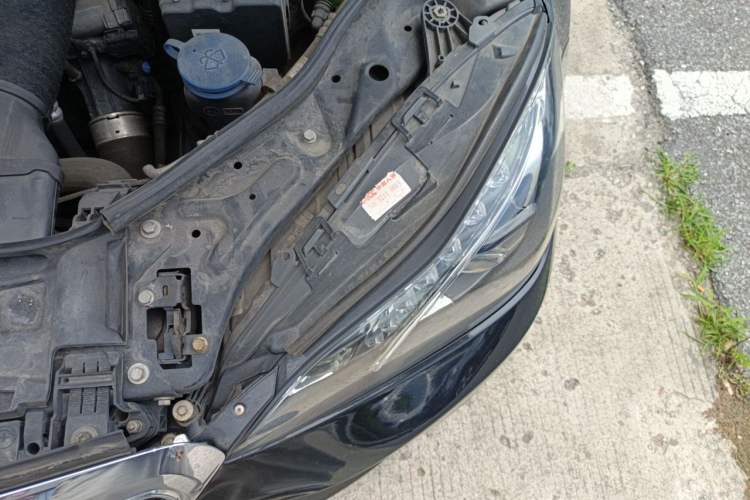 Used Mercedes-Benz E-Class 2014 E 260 L Engine Bay Left