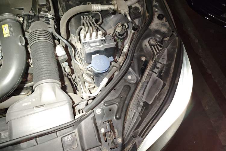 Used Mercedes-Benz E-Class 2014 Restyled E 260 L Sport Edition Engine Bay Left