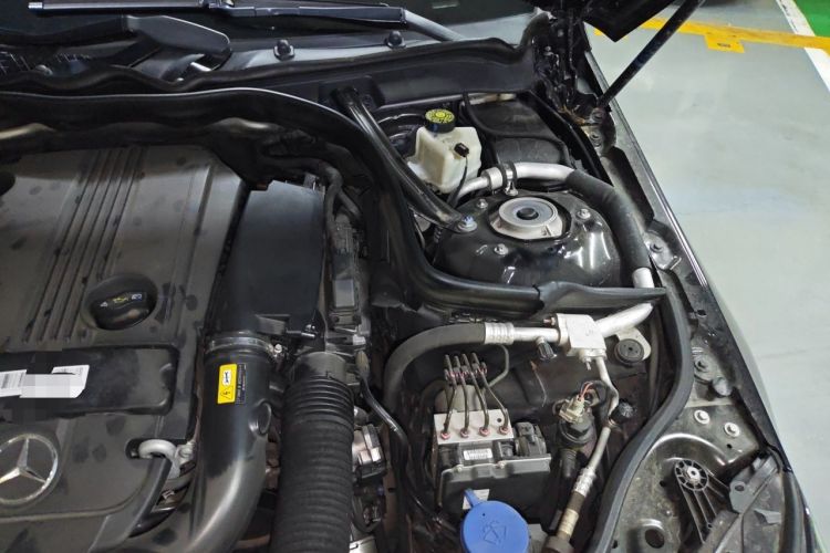 Used Mercedes-Benz E-Class 2014 E 260 L Luxury Model Engine Bay Left