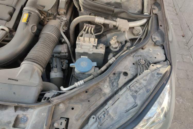 Used Mercedes-Benz E-Class 2014 E 260 L Luxury Model Engine Bay Left