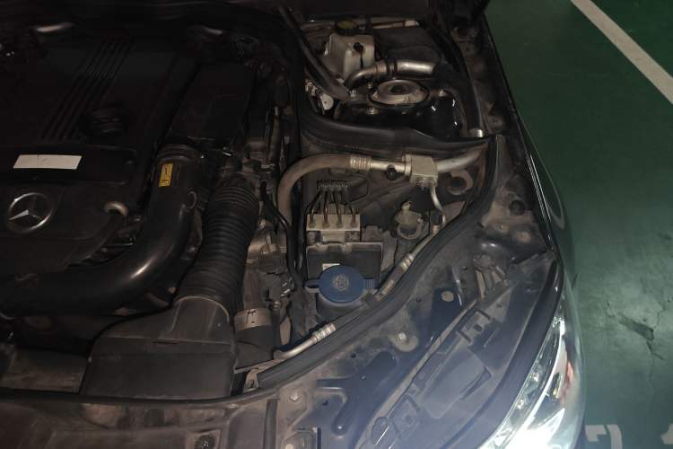 Used Mercedes-Benz E-Class 2014 Facelifted E 260 L Luxury Edition Engine Bay Left