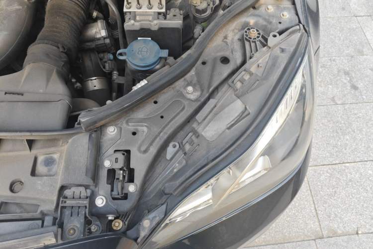 Used Mercedes-Benz E-Class 2014 E 260 L Sport Edition Engine Bay Left