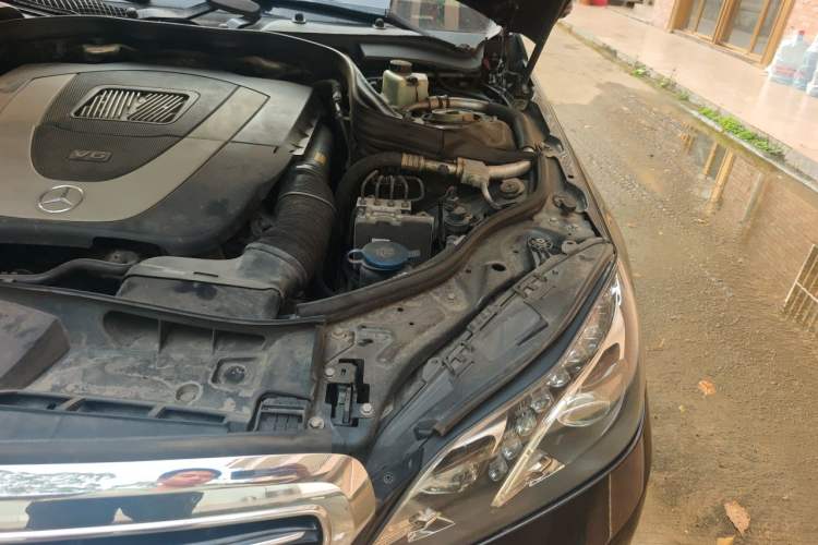 Used Mercedes-Benz E-Class 2014 E 300 L Engine Bay Left