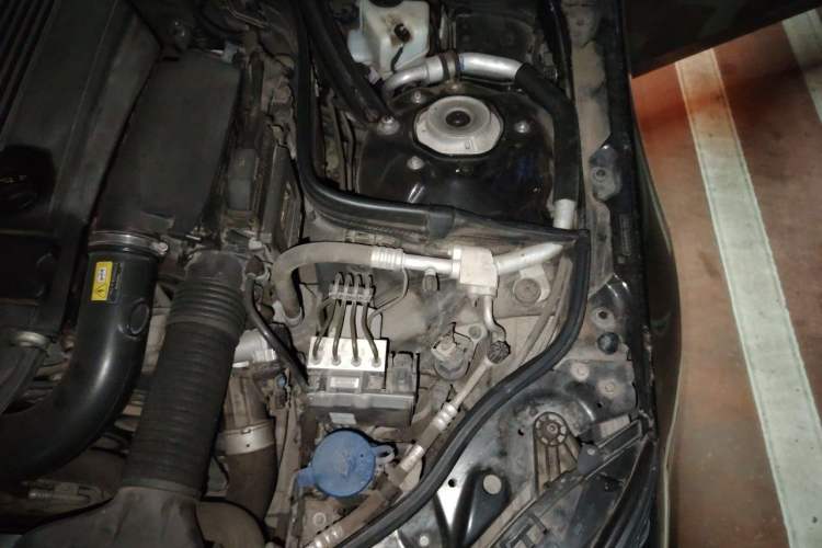 Used Mercedes-Benz E-Class 2014 E 260 L Sport Edition Engine Bay Left