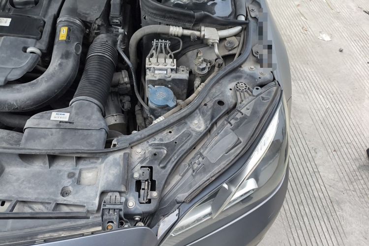 Used Mercedes-Benz E-Class 2014 E 260 L Sport Edition Engine Bay Left