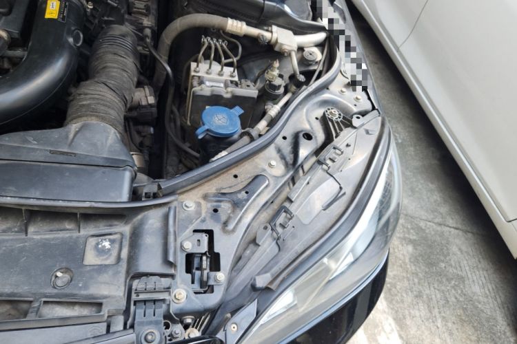 Used Mercedes-Benz E-Class 2014 E 260 L Sport Edition Engine Bay Left