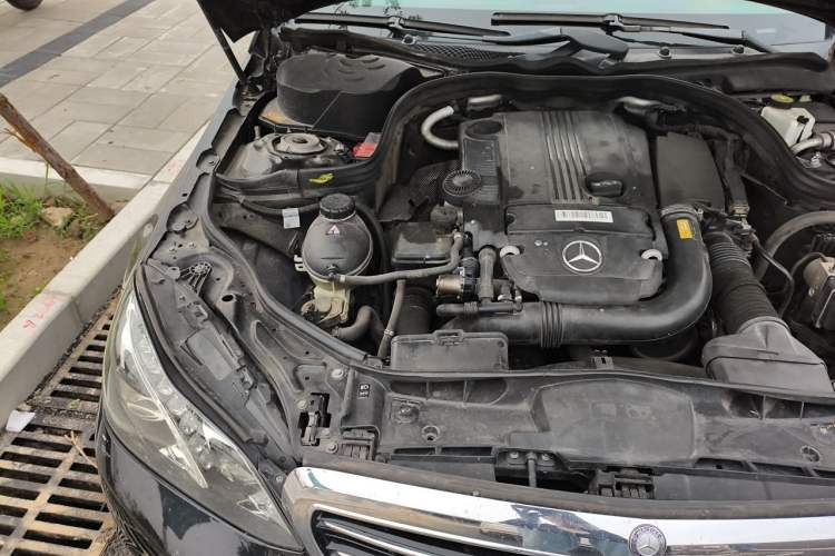 Used Mercedes-Benz E-Class 2014 Facelifted E 260 L Luxury Edition Engine Bay Right