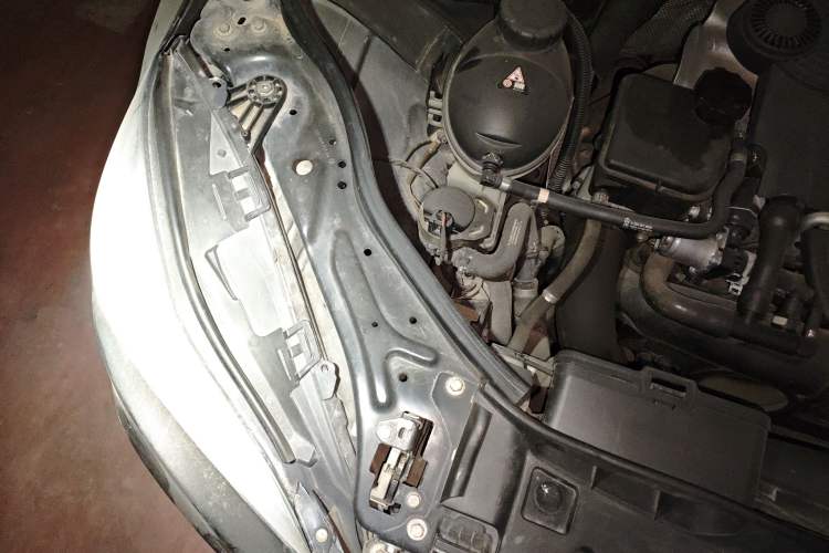 Used Mercedes-Benz E-Class 2014 Restyled E 260 L Sport Edition Engine Bay Right