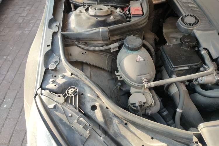 Used Mercedes-Benz E-Class 2014 E 260 L Luxury Model Engine Bay Right