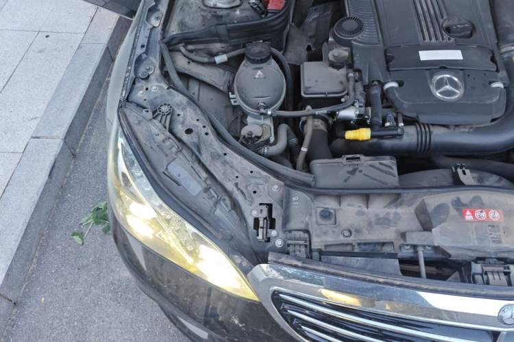 Used Mercedes-Benz E-Class 2014 Facelifted E 260 L Luxury Edition Engine Bay Right