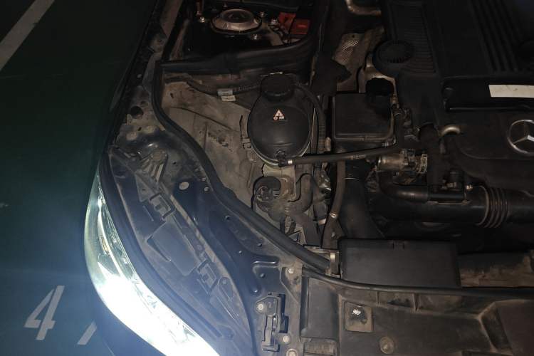 Used Mercedes-Benz E-Class 2014 Facelifted E 260 L Luxury Edition Engine Bay Right