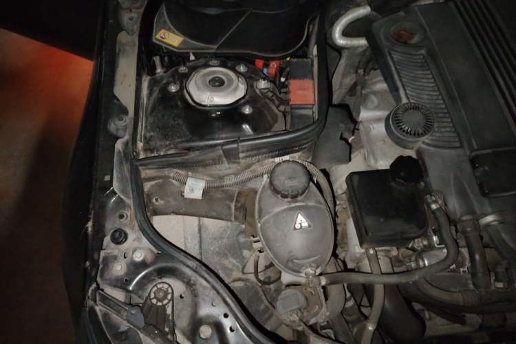 Used Mercedes-Benz E-Class 2014 E 260 L Sport Edition Engine Bay Right