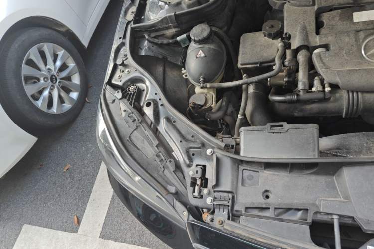 Used Mercedes-Benz E-Class 2014 E 260 L Sport Edition Engine Bay Right