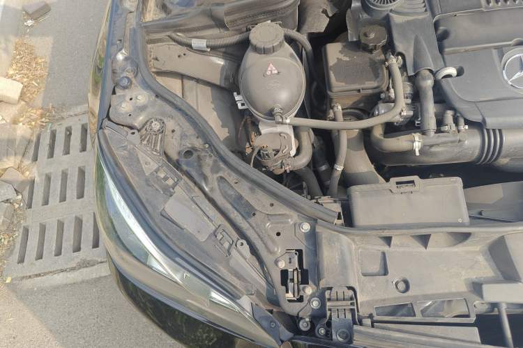 Used Mercedes-Benz E-Class 2014 E 260 L Sport Edition Engine Bay Right