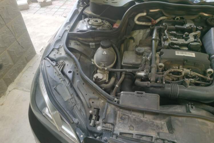 Used Mercedes-Benz E-Class 2014 E 260 L Sport Edition Engine Bay Right
