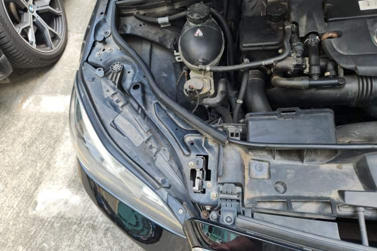 Used Mercedes-Benz E-Class 2014 E 260 L Sport Edition Engine Bay Right