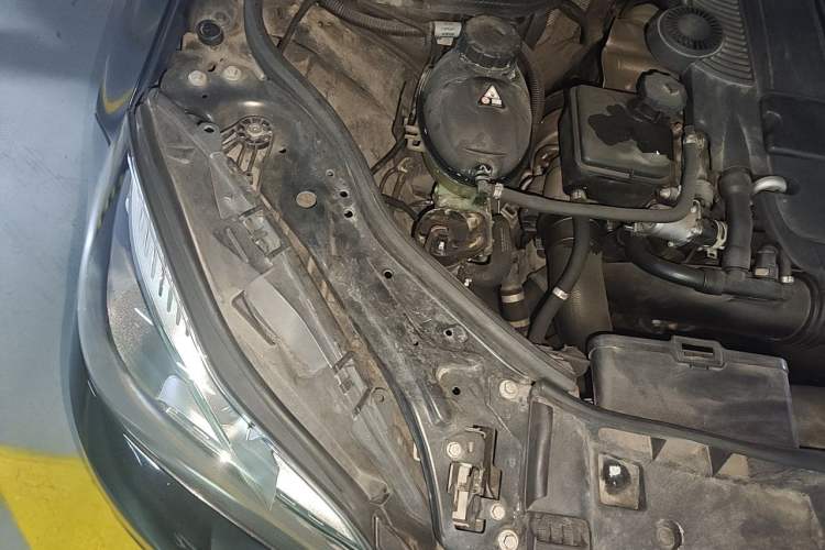 Used Mercedes-Benz E-Class 2014 E 260 L Sport Edition Engine Bay Right
