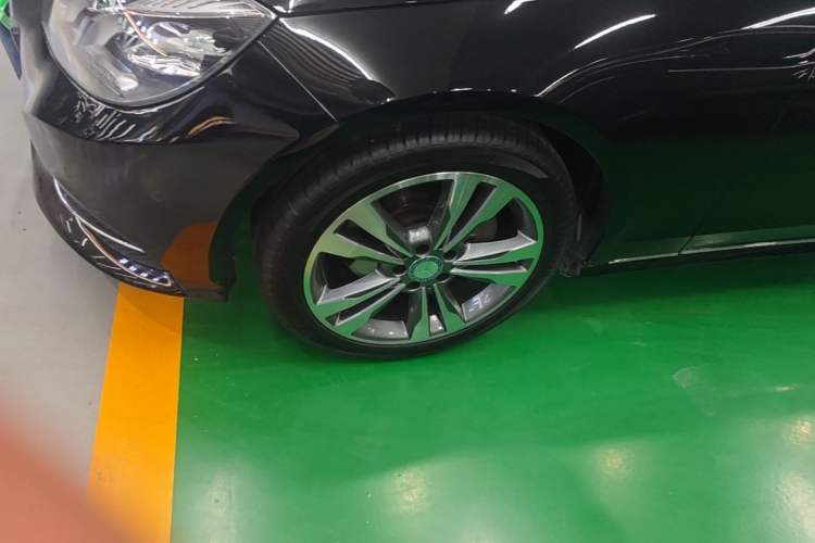 Used Mercedes-Benz E-Class 2014 E 260 L Sport Edition Left Front Wheel Hub