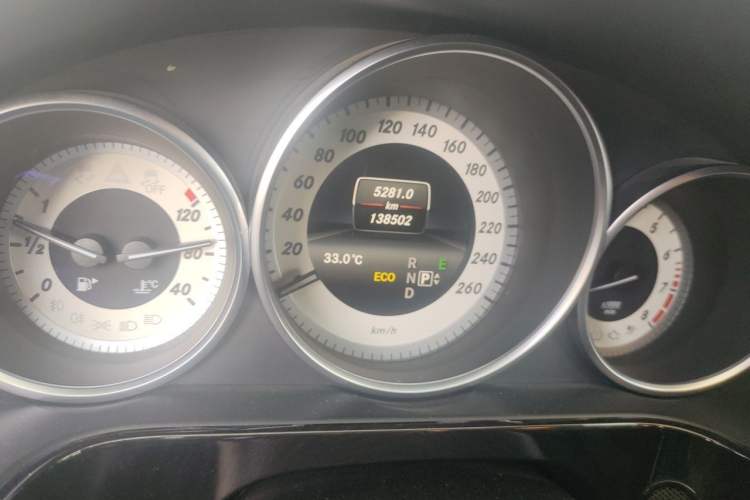 Used Mercedes-Benz E-Class 2014 E 260 L Sport Edition Odometer Close Up
